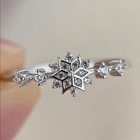 925 Sterling Silver Cubic Zirconia Snowflake Ring - Picture 5 of 10
